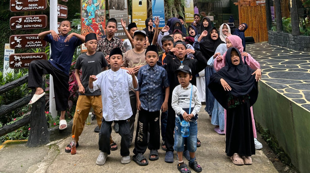 Kebahagiaan Santri Rumah Peduli Yatim DT Peduli Sumut saat berwisata ke Taman Hewan Pematangsiantar (Sumber: DT Peduli)