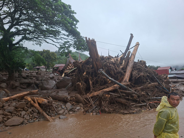 Brimob Polda Sumbar turun langsung menangani banjir bandang di Solok, Selasa (22/9/2026). Foto: Dok. Istimewa