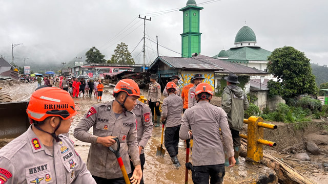 Brimob Polda Sumbar turun langsung menangani banjir bandang di Solok, Selasa (22/9/2026). Foto: Dok. Istimewa