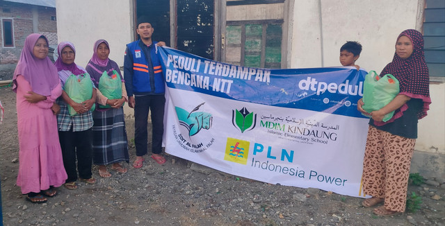 Pendistribusian Paket Pangan untuk Penyintas Gempa Bumi di Nagekeo, Nusa Tenggara Timur (Sumber: DT Peduli)