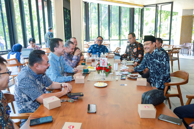 Menteri Sosial Saifullah Yusuf (Gus Ipul) dan Wamensos Agus Jabo Priyono sepakati skema baru penyaluran bansos dan pembukaan rekening kolektif yang lebih efisien bersama PT Pos Indonesia di Jakarta, Selasa (22/9/2026). Foto: Dok. Kemensos