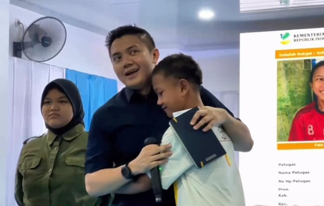 Sekretaris Kabinet Teddy Indra Wijaya fasilitasi pemeriksaan kesehatan dan keluhan mata bagi Rizki Saputra Gonzales di Jakarta, setelah sebelumnya bertemu di Sekolah Rakyat PPI Curug, Tangerang, Selasa (22/9/2026). Foto: Dok. Kemensos