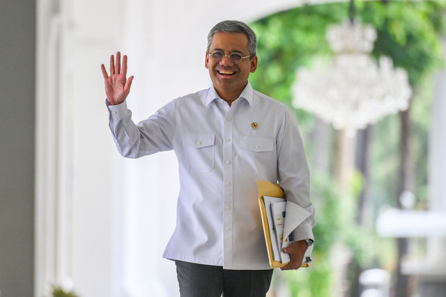 Menteri Keuangan Suahasil Nazara bersiap memberikan keterangan pers terkait pelunasan utang obligasi BLBI usai bertemu dengan Presiden Prabowo Subianto di Istana Merdeka, Jakarta, Selasa (22/9/2026). Foto: Hafidz Mubarak A/ANTARA FOTO