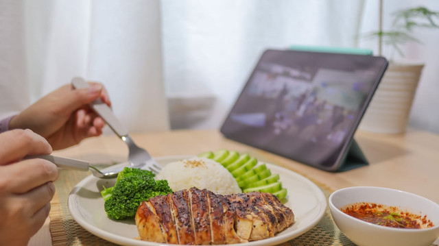 Sumber Foto: Pexels - Ilustrasi foto makan sambil menonton video (14/09/2026)