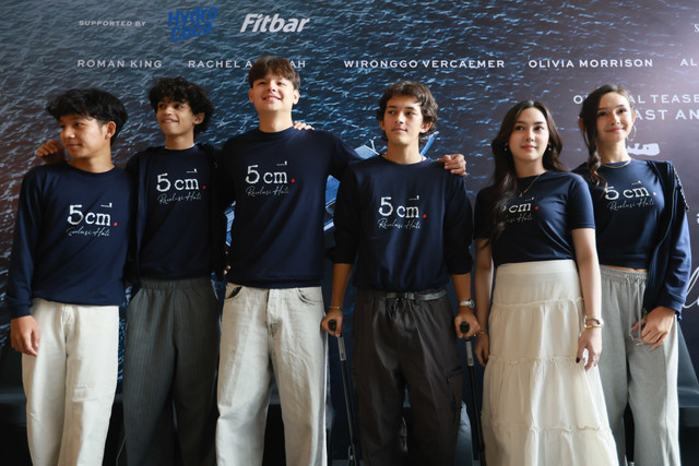Artis Roman King, Rachel Aseelah, Wironggo Vercaemer, Olivia Morrison, Ali Rifky dan Bimasena saat konferensi pers film official teaser trailer film 5cm Revolusi Cinta di Jakarta, Selasa, (22/09/2026). Foto: Agus Apriyanto