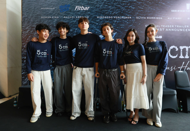 Artis Roman King, Rachel Aseelah, Wironggo Vercaemer, Olivia Morrison, Ali Rifky dan Bimasena saat konferensi pers film official teaser trailer film 5cm Revolusi Cinta di Jakarta, Selasa, (22/09/2026). Foto: Agus Apriyanto