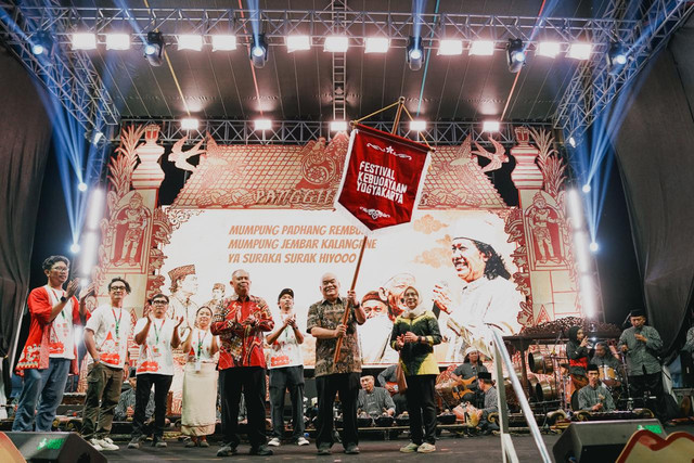 Wakil Gubernur DIY, KGPAA Paku Alam X bersama Bupati Sleman, Harda Kiswaya dan Kepala Dinas Kebudayaan DIY, Dian Lakshmi Pratiwi saat prosesi penutupan FKY 2026 di Lapangan Beran, Sleman, Sabtu (19/9).