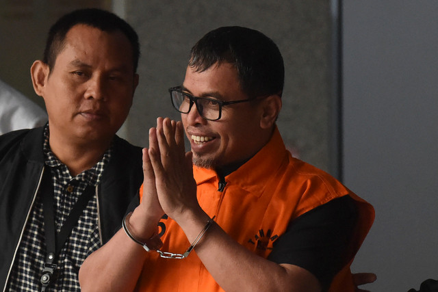 Bupati Bolaang Mongondow Utara, Sirajudin Lasena dikawal menuju mobil tahanan usai menjalani pemeriksaan di Gedung Merah Putih KPK, Jakarta, Selasa (22/9/2026). Foto: Indrianto Eko Suwarso/ANTARA FOTO