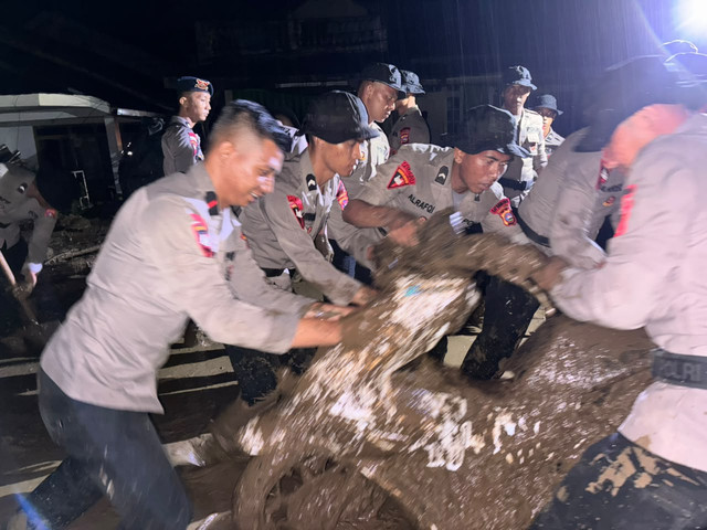 Karo Penmas Divhumas Polri Brigjen Pol Trunoyudo Wisnu Andiko sebut Polri kerahkan Tim SAR, dirikan posko pengungsian di Mapolres Solok, hingga sediakan dapur lapangan usai galodo terjang Solok, Senin (21/9/2026). Foto: Dok. Polri