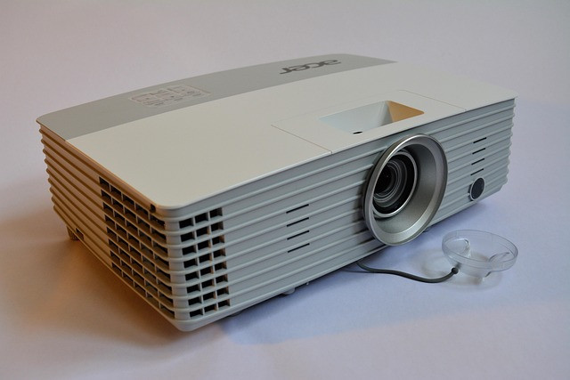 Ilustrasi projector, presentation, multimedia. Foto: Pixabay
