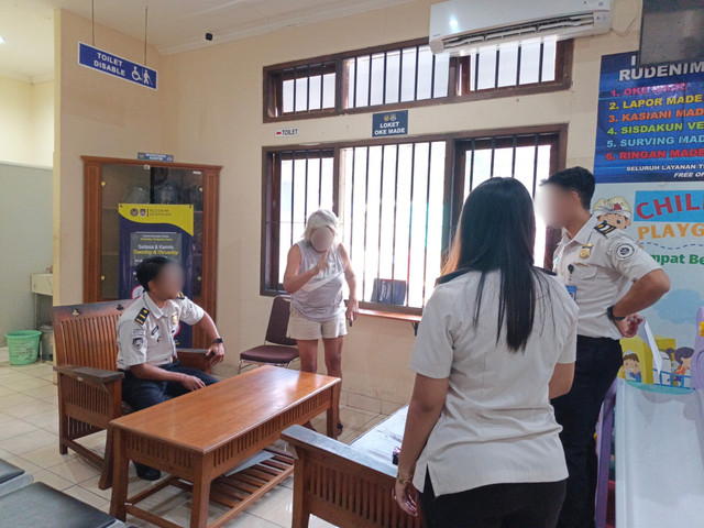WNA Belanda berinisial FMMM (67) ditangkap karena mengamuk di hotel. Saat menjalani pemeriksaan di Kantor Imigrasi Denpasar, FMMM kembali mengamuk tanpa alasan yang jelas, Selasa (22/9/2026). Foto: Imigrasi Denpasar