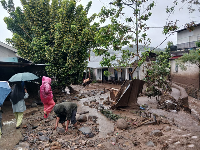 Kerusakan bangunan dan fasilitas akibat banjir bandang di Nagari Batang Barus, Kecamatan Gunung Talang, Kabupaten Solok, Sumatera Barat, Selasa (22/9/2026). Foto: Dok. BPBD Kabupaten Solok