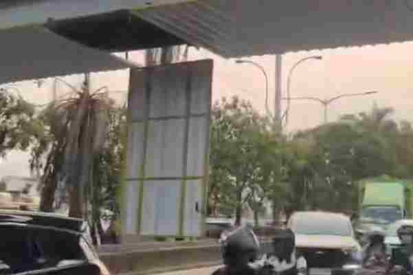 Safetydeck atau penutup bagian bawah Jembatan Penyeberangan Orang (JPO) di Jalan Daan Mogot, Jakarta Barat, terlepas dan menggantung pada Selasa (22/9/2026). Foto: Instagram/ @achmdzlfkr_