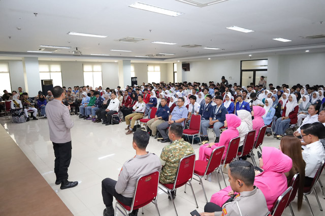 Kapolres Metro Bekasi Kota Kombes Pol Putu Kholis Aryana di acara penguatan karakter 242 ketua OSIS SMA dan SMK se-Kota Bekasi. Foto: Dok. Istimewa