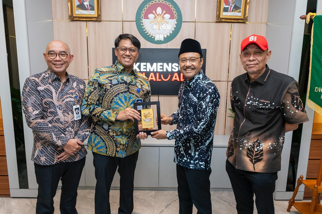 Mensos Saifullah Yusuf (Gus Ipul) dan Wamensos Agus Jabo Priyono sepakati kerja sama percepatan penyaluran bansos dan pembukaan rekening kolektif bersama Wakil Direktur Utama Bank Mandiri Henry Panjaitan di Jakarta, Selasa (22/9/2026). Foto: Kemensos RI