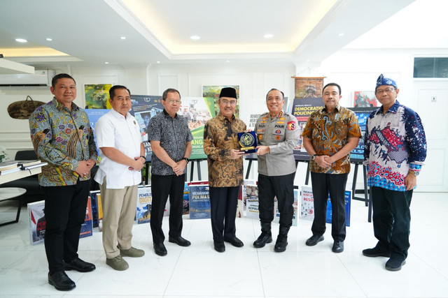 Wakapolri Komjen Pol. Dedi Prasetyo bersama Jimly Asshiddiqie dan Riant Nugroho bahas buku Police Governance untuk perkuat tata kelola dan implementasi rekomendasi KPRP di STIK-PTIK, Jakarta Selatan, Selasa (22/9/2026). Foto: Dok. Polri