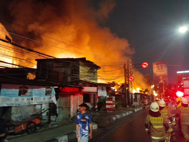 Kebakaran rumah di Jalan Teuku Nyak Arif, Kebayoran Lama, Jakarta pada Selasa (22/9/2026). Foto: Command Center Damkar Jakarta
