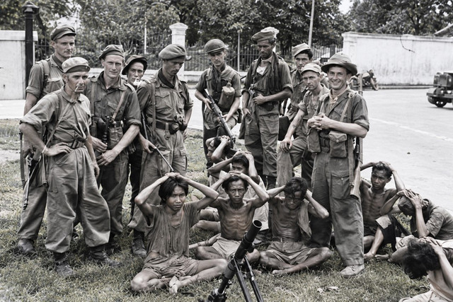 Pejuang pribumi yang ditangkap oleh pasukan kolonial. Kondisi tubuh mereka yang kurus mencerminkan kerasnya perang, penahanan, dan penderitaan rakyat pada masa kolonial. Kebaikan Pemilik Foto: Dokumen Sejarah Nasional Indonesia. Restorasi: Slamet Supriyadi.