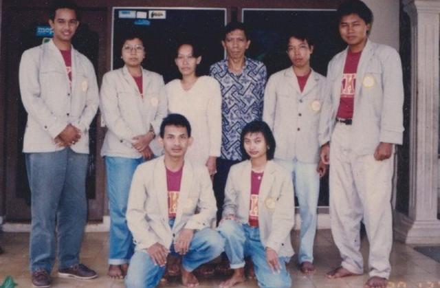 Momen kebersamaan Anies Baswedan bersama rekan-rekan mahasiswa KKN berfoto bersama Bapak Haryanto, Kepala Desa Kracak. Dokumen istimewa.