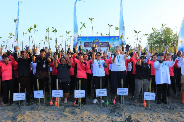 Delegasi International Association of Women Police (IAWP) Julia Jaeger mengikuti penanaman mangrove di Mangrove Arboretum Park, Pedungan, Denpasar, Bali, Selasa (22/9/2026). Foto: Dok. Polri