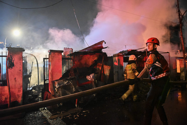 Petugas berupaya memadamkan api saat kebakaran permukiman di kawasan Pasar Kebayoran Lama, Jakarta, Selasa (22/9/2026). Foto: Sulthony Hasanuddin/ANTARA FOTO