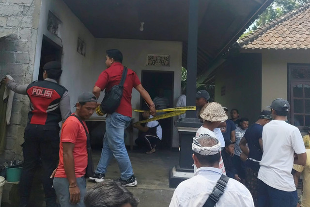 Polisi mengamankan tempat kejadian perkara pembakaran sopir berinisial IGS (20) oleh bosnya yang berinisial IPCP (37) di Banjar Dinas Susut, Desa Muncan, Selat, Karangasem, Jumat (18/9/2026). Foto: Polres Karangasem