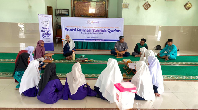 Kepala Kantor DT Peduli Riau, Windari Ade Fransiska beserta Tim menggelar pembukaan Kegiatan Belajar Mengajar dan Pengenalan Budaya DT untuk Santri RTQ Ibnu Umar (Sumber: DT Peduli)