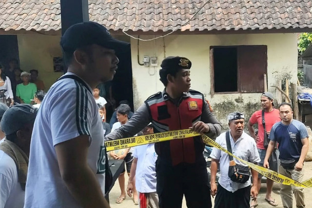 Polisi memasang garis polisi di tempat kejadian perkara TKP) dalam kasus pembakaran sopir truk galian, Selasa (22/9/2026). Foto: Polres Karangasem