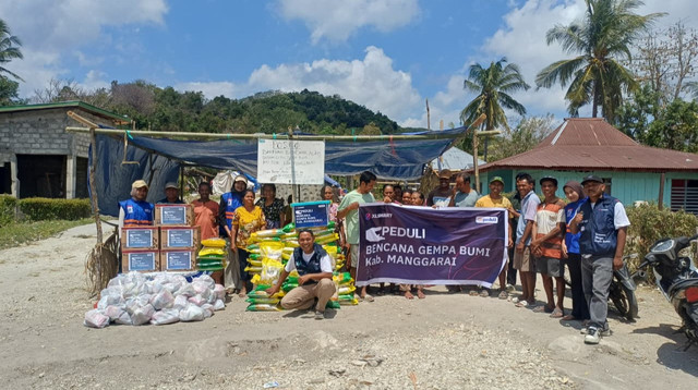Pendistribusian Bantuan Kemanusiaan Sinergi XL Smart dan DT Peduli untuk Masyarakat terdampak gempa di Kabupaten Manggarai (Sumber: DT Peduli)