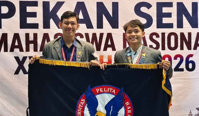 Iam Cello Sambo Paku, mahasiswa Program Studi (Prodi) Desain Komunikasi Visual (DKV) Universitas Pelita Harapan (UPH) angkatan 2025, dan Hendry Zefanya Sembiring, mahasiswa Prodi Pendidikan Bahasa Indonesia UPH angkatan 2025. Melalui lukisan dan puisi, keduanya membawa cerita tentang warisan budaya Toraja dan budaya Pandalungan ke panggung Pekan Seni Mahasiswa Nasional (Peksiminas) 2026.