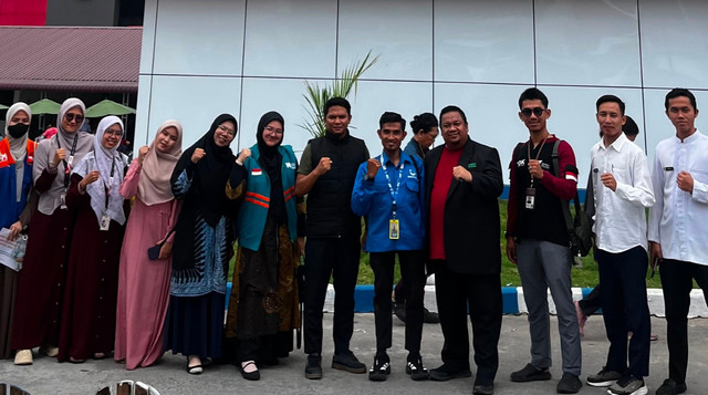 Anggota Forum Organisasi Zakat Sumatera Utara memberikan bantuan langsung kepada Putri, Santri RPY DT Peduli Sumut yang menjadi korban tabrak lari (Sumber: DT Peduli)