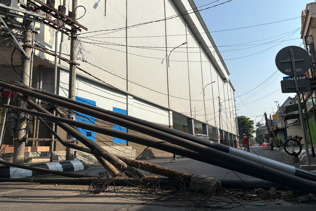 Tiang Wi-Fi ambruk di Jalan Gatot Subroto, Kabupaten Kudus, Jawa Tengah, Rabu (23/9/2026). Foto: Vega Ma'arijil Ula/kumparan