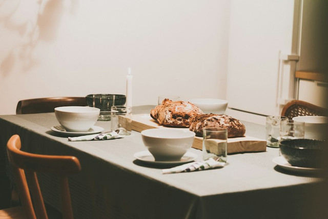 Alasan Makanan Matang Tidak Boleh Dibiarkan Terlalu Lama pada Suhu Ruang. Unsplash.com/Brina Blum