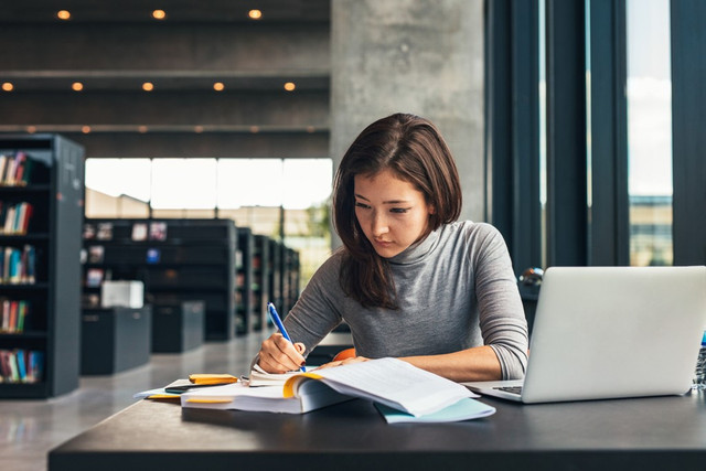  Ilusrtasi mengerjakan soal. Foto: Shutterstock