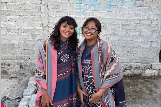 Seniman asal Kulon Progo, Gabrielle Maria Anna, yang mendokumentasikan tradisi tenun dan pengetahuan pewarna alami masyarakat Umapura melalui film Women of the Floating Island: The Living Colors and Traditions of Umapura. Foto: Instagram @gabriellemarian_