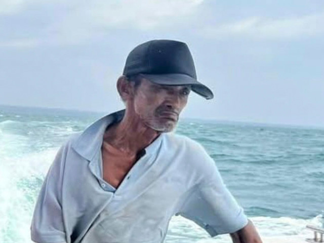 Surakman kru kapal dan Ari Basuki wartawan Merdeka, sebelum hilang kontak di Selat Sunda saat meliput erupsi Gunung Anak Krakatau. Foto: Dok. Istimewa