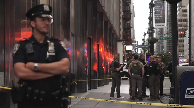 Aparat kepolisian dan FBI berjaga di depan gedung Chrysler, New York. Foto: Reuters Tv
