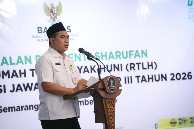 Wakil Gubernur Jawa Tengah Taj Yasin Maimoen tetapkan target penurunan angka kemiskinan menjadi 8,70% pada akhir 2026 saat buka program rehabilitasi RTLH bersama Baznas Jateng di Semarang, Rabu (23/9/2026). Foto: Dok. Pemprov Jateng