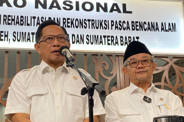 Mendagri, Muhammad Tito Karnavian dan Kemendikdasmen, Prof. Dr. Abdul Mu'ti, M.Ed. usai Rapat Koordinasi terkait Perkembangan Rehabilitasi dan Rekonstruksi Pembangunan Infrastruktur Pascabencana Alam, di Kantor Kemendagri, Rabu (23/9/2026). Foto: Nabilah Siti/kumparan