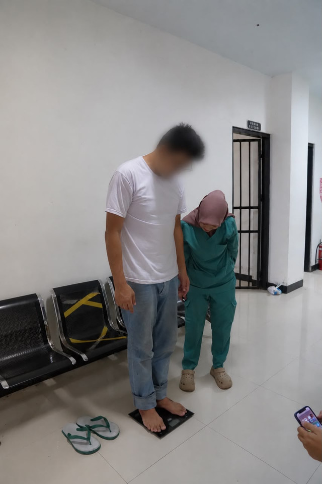 Kantor Imigrasi Sorong menyerahkan WS, pria asal Tiongkok, beserta sejumlah barang bukti kepada Kepolisian Daerah (Polda) Papua Barat Daya pada Selasa (22/9/2026). Foto: Dok. Imigrasi