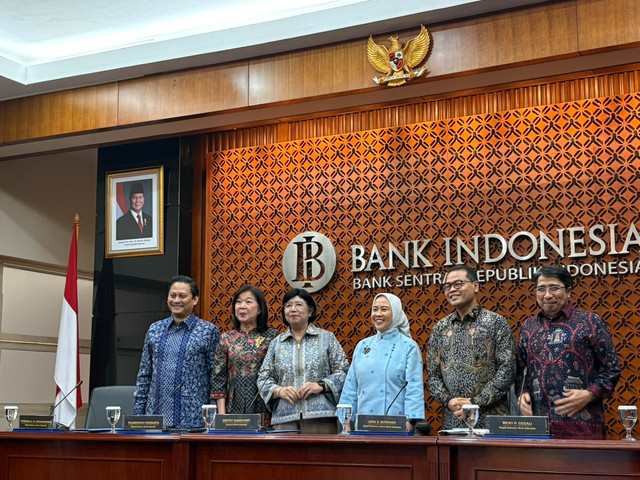 Gubernur BI Destry Damayanti dan jajarannya dalam konferensi pers di Kantor Pusat BI, Rabu (23/9/2026). Foto: Ave Airiza Gunanto/kumparan
