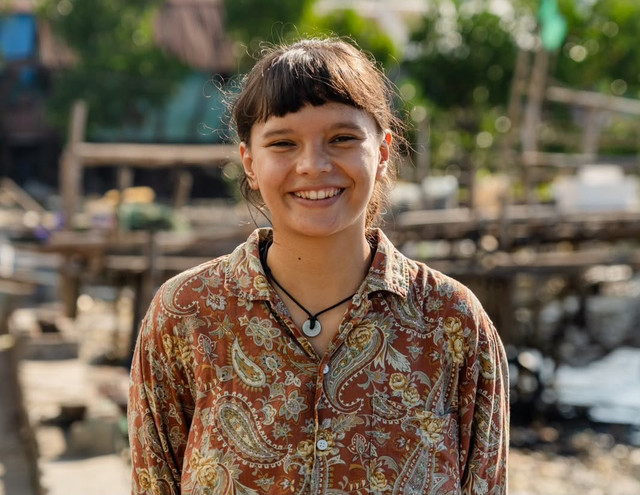 Seniman asal Kulon Progo, Gabrielle Maria Anna, yang mendokumentasikan tradisi tenun dan pengetahuan pewarna alami masyarakat Umapura melalui film Women of the Floating Island: The Living Colors and Traditions of Umapura. Foto: Instagram @gabriellemarian_