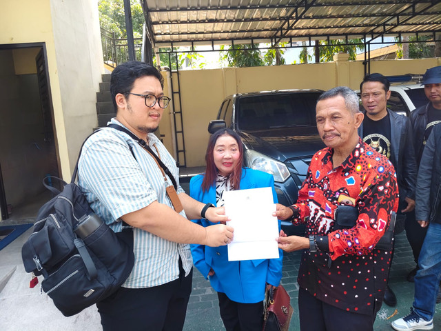 Kuasa hukum BA (31), Halimah Ginting, memberikan keterangan usai melaporkan suaminya, MNH (45), dan mantan santriwati FN (21) atas dugaan perzinaan di Mapolda DIY, Sleman, Rabu (23/9/2026). Foto: Arfiansyah Panji Purnandaru/kumparan
