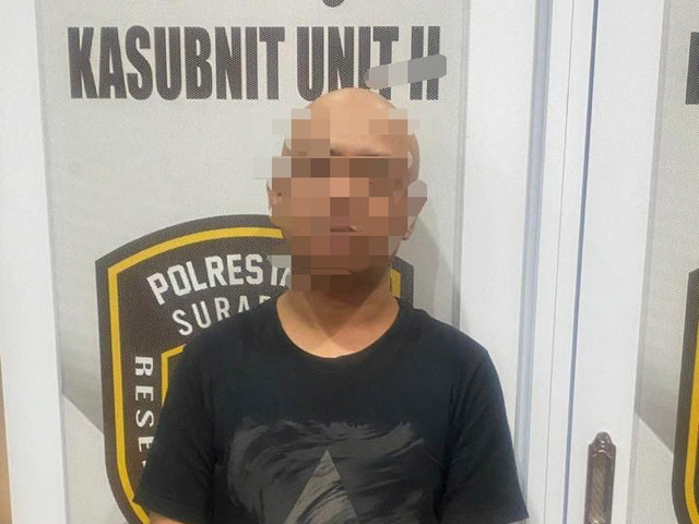 LE (43), pria yang tinggal di Apartemen Puncak Permai Jalan Raya Darmo Permai, Surabaya, tersangka pemerkosaan anaknya. Foto: Dok. Polrestabes Surabaya