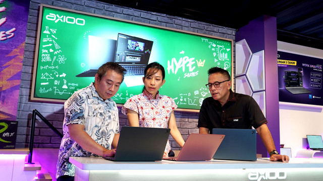 Dari kiri ke kanan: Michael Sugiarto, President Director Axioo Indonesia,Pratiwi Winata, Retail Lead Intel Indonesia, dan Harry K. Nugraha, Country Manager Intel Indonesia. Foto: Axioo Indonesia