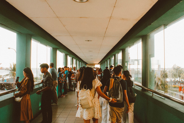 Ilustrasi lorong kampus. Foto: Pexels/Roman Castillo