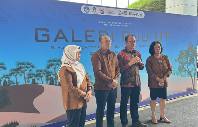 Direktur Diseminasi dan Pemanfaatan Sains dan Teknologi Kementerian Pendidikan Tinggi, Sains, dan Teknologi (Kemendiktisaintek) Yudi Darma (kedua dari kanan) dan Wakil Rektor Bidang Riset, Kerja Sama dan Bisnis UT Hendrian (kedua dari kiri) dalam Gelar Hasil Riset dan Inovasi Pendidikan Jarak Jauh (GALERI PJJ-UT) di Universitas Terbuka Convention Center (UTCC), Tangerang Selatan pada Rabu (23/9/2026). Foto: Dok. Istimewa
