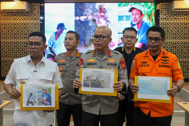 Kapolda Banten Irjen Pol Hengki didampingi Gubernur Banten Andra Soni dan jajaran menunjukkan foto jenazah ABK Arupadhatu 1, Surakman, saat konferensi pers di Mapolda Banten, Kota Serang, Rabu (23/9/2026). Foto: Rafsanjani/ANTARA FOTO