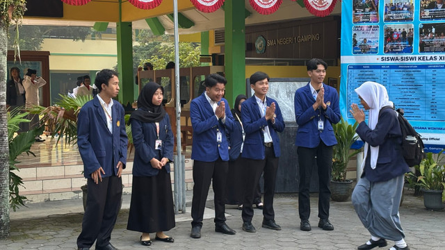 Mahasiswa PK UNY, PPL UPY beserta siswa sedang melakukan kegiatan pembiasaan 5S. Foto: Hanif Nur Fitriyadi Senin (27/07/2026)