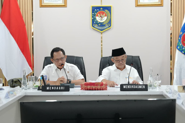 Mendagri Muhammad Tito Karnavian selaku Kasatgas PRR pastikan 4.922 sekolah terdampak bencana di Sumatera kembali laksanakan pembelajaran dalam rapat di Jakarta, Rabu (23/9/2026). Foto: Kemendagri RI